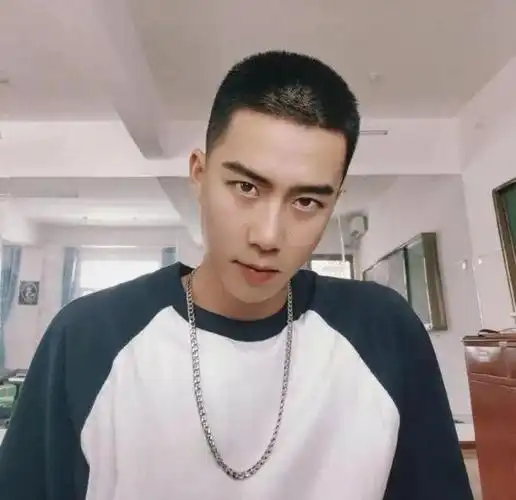 男生夏天别乱剪发型了,这3款造型简单清爽,谁剪谁帅气!