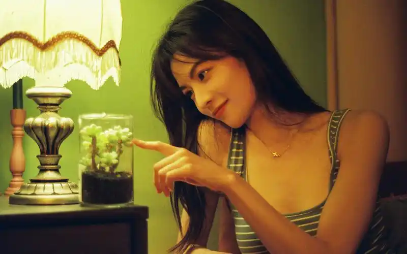 钟楚曦浪漫光影高清桌面壁纸