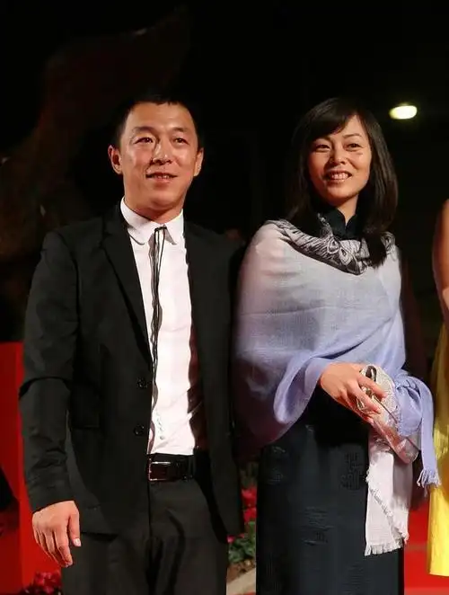 当过驻唱歌手,舞蹈教练,还在青岛开过工厂做点小生意,小欧都陪伴在侧