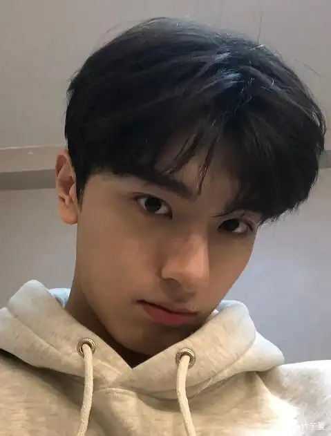 林一上公开课被偷拍,校花坐旁边颜值配一脸,宛如偶像剧男女主!