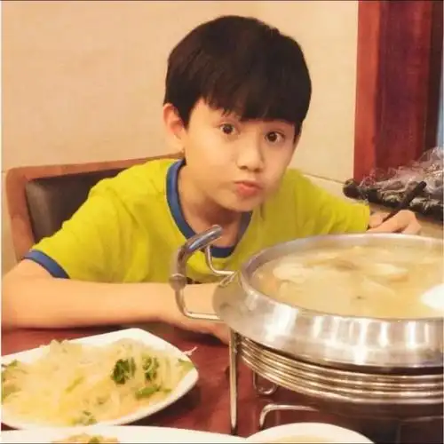 胡先煦小时候也太可爱了吧……|胡先煦_新浪新闻