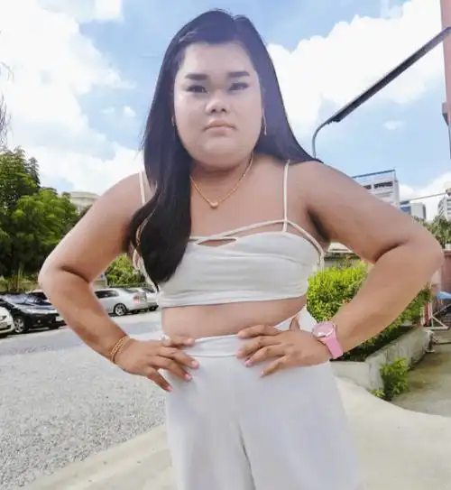 有人骂她黑丑胖和男人没区别但她却很自信身边不缺小鲜肉