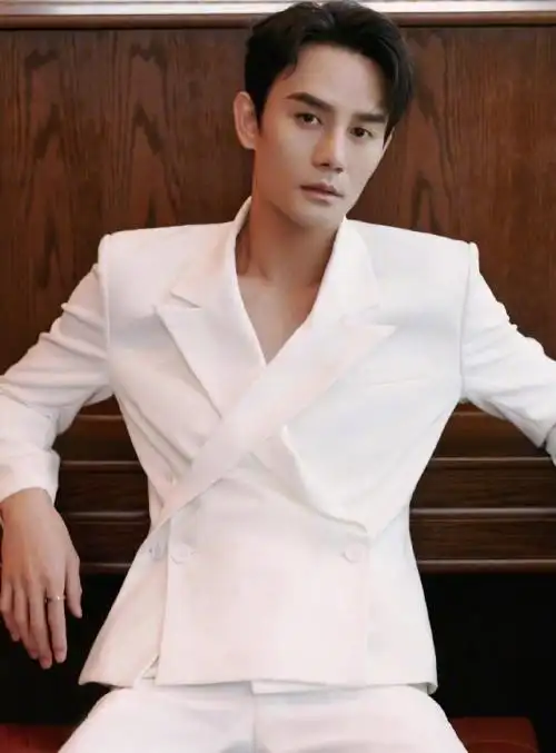 6 王凯一身白色西服套装  俊逸翩翩的绅士风度