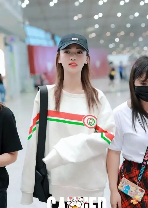 机场街拍:吴谨言机场甜笑