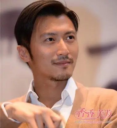 短发上,清爽大气的潮流露额大偏分短直发发型,让谢霆锋看起来成熟稳重