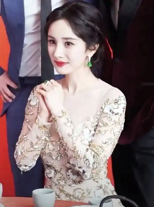 龙年春晚后台明星高清怼脸图:杨幂妩媚,唐嫣咧嘴笑,关晓彤赢了_表演