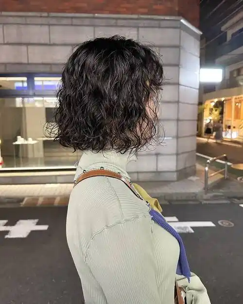 头发少的女性选发型,可以试试全头烫波波头,时尚有型显发量