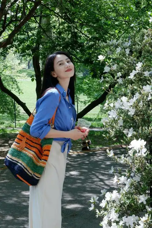 高圆圆公园里穿白色长裙 笑容甜美随性又清新