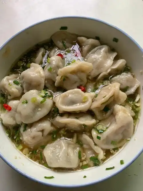 加入煮熟的饺子.