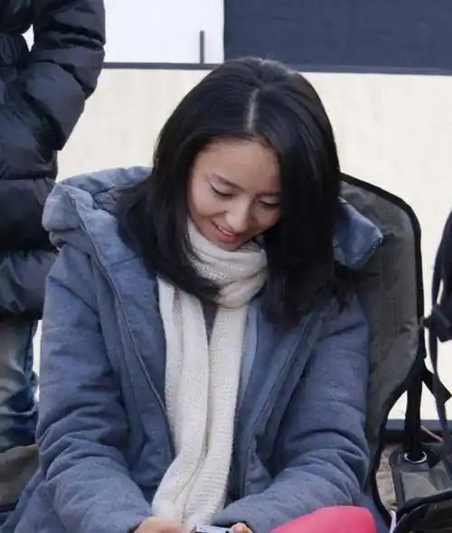 佟丽娅《北京爱情故事》工作照,与导演陈思诚一起讨论剧本