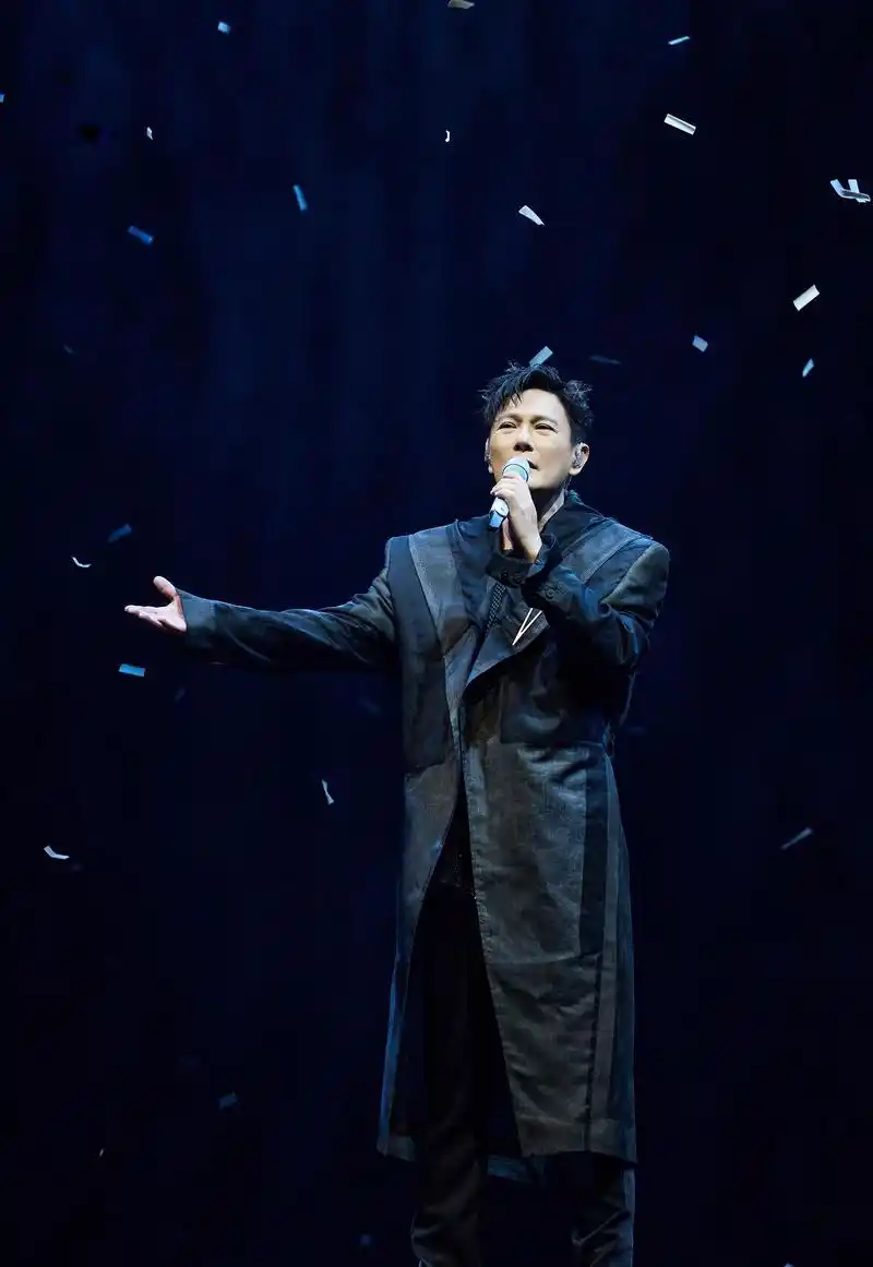 张信哲迪拜震撼开唱受各国粉丝追捧 情歌王子欣慰音乐无国界