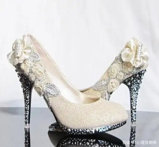 心理测试:选一双你喜欢的水晶鞋,测你新年的真爱在哪里吗?