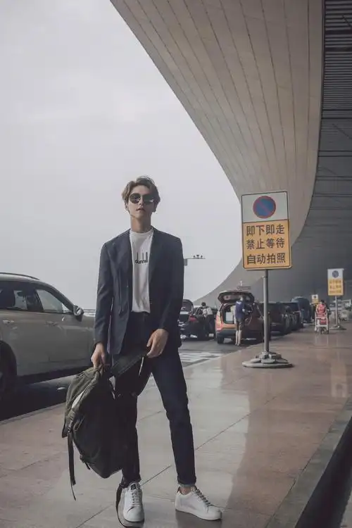 马天宇出发巴黎男装周 简约搭配尽显长腿魅力