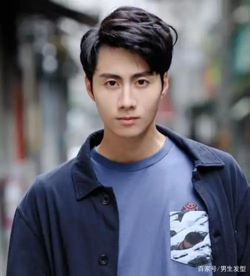 男生剪"偏分"发型太帅了,完美修饰脸型,气质率性又时尚