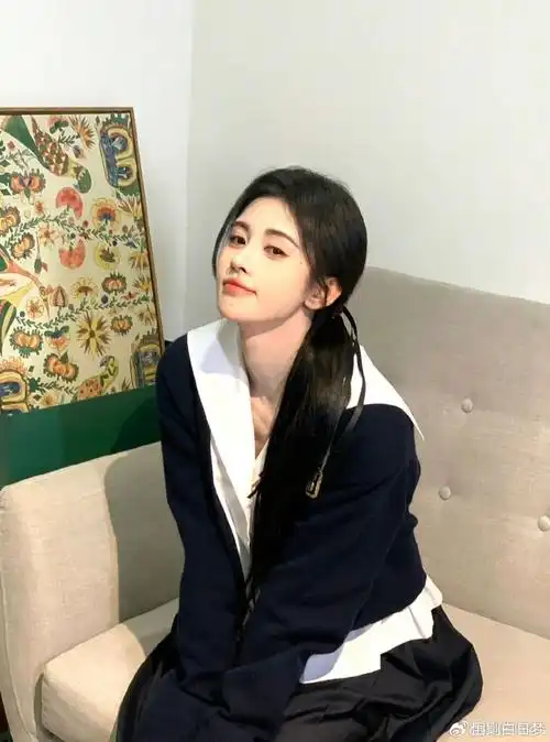 被"美貌"困住的鞠婧祎