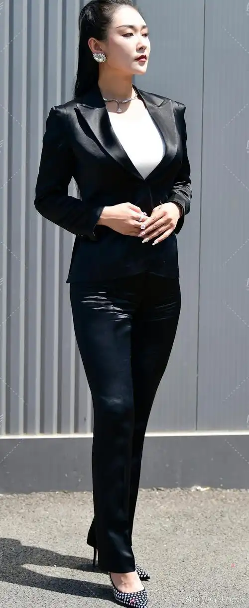 西服套装搭配高跟鞋优雅身姿曼妙身材气质不俗