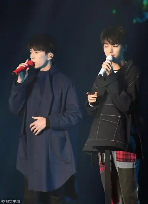 少年初长成!tfboys收获年度最佳男团 王俊凯与易烊千玺飙舞气场全开
