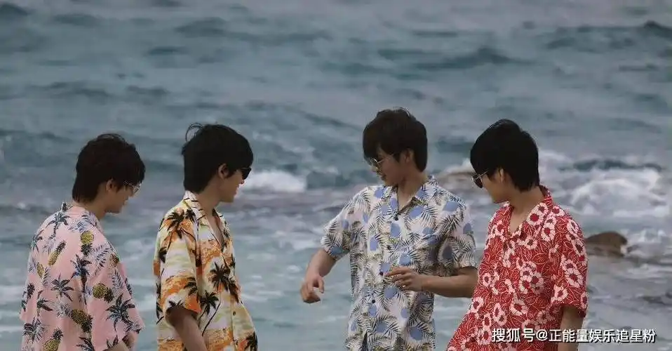 时代少年团三亚团综路透放出,七人海边背影合照梦回2019年的夏天_李飞