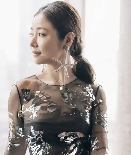 林心如和刚出道的时候,并没有多大的变化,只能说是从清纯的少女,变的