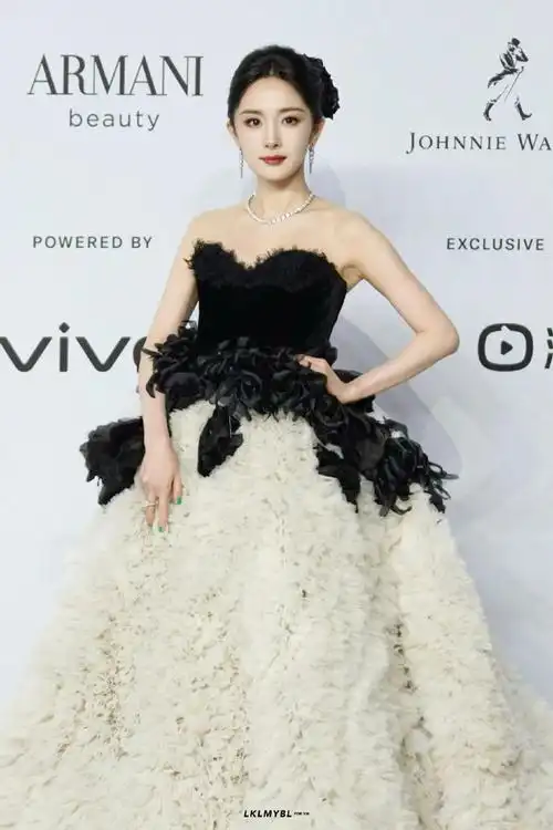 一顿火锅解决不了的事#06#杨幂易烊千玺刘冲合照#231207 gq红毯优雅