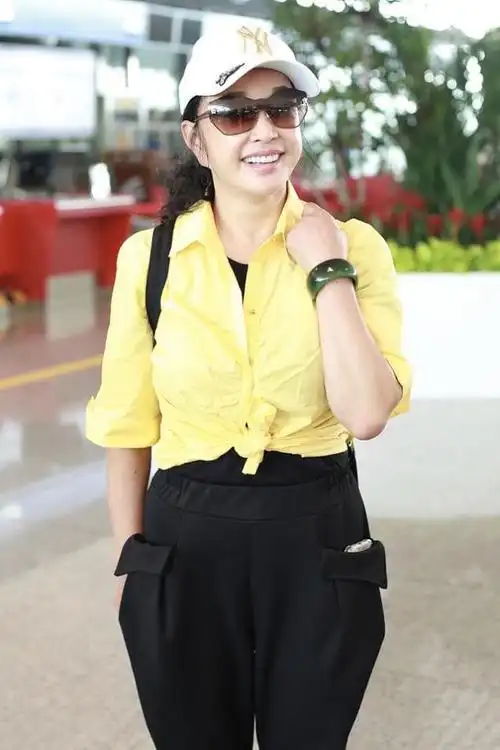 看了70岁刘晓庆穿搭,才发现:款式简约,配色呼应,到老都显年轻