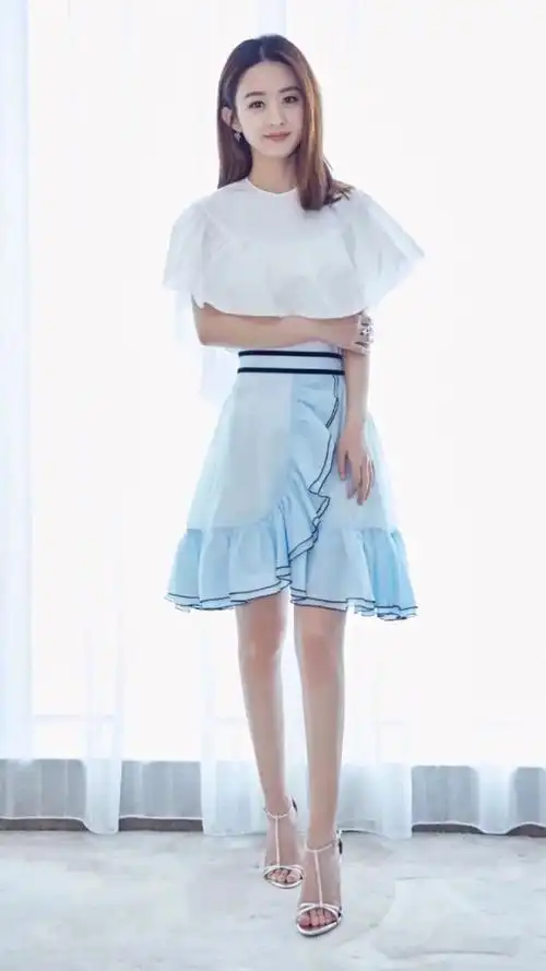 里出来后,就赶紧往来的地方回去 可是,赵丽颖的脚不小心在洞里扭到了