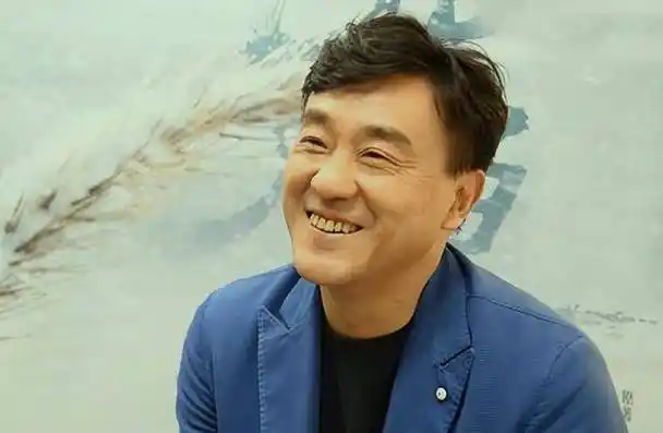 55岁何冰现身聚会遭嘲讽!