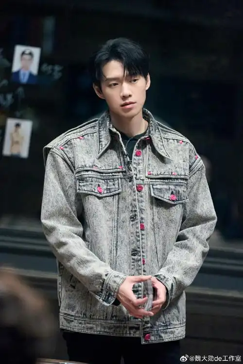 魏大勋探窗背影照