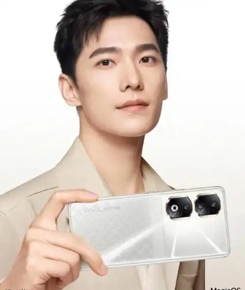 杨洋成都太古里逛夜市被网友偶遇黑色口罩上衣难掩挺拔帅气