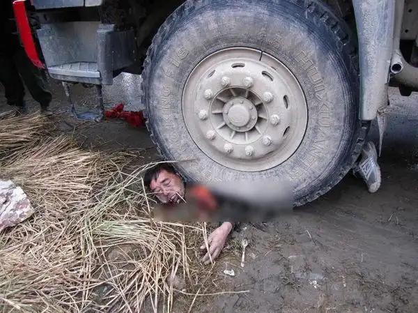 浙江乐清一上访村长遇车祸身亡 传被5人按住碾死(图)