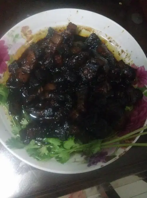 谁知道为什么我做的红烧肉是黑色的