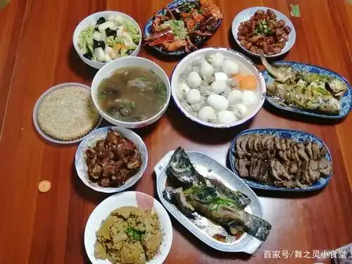 回娘家吃饭,妈妈煮了一桌菜,一大家人的"团圆饭"