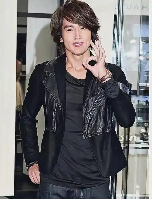 修手机浴袍照泄露,17年恋情曝光,如今林志玲嫁人,言承旭酸不?