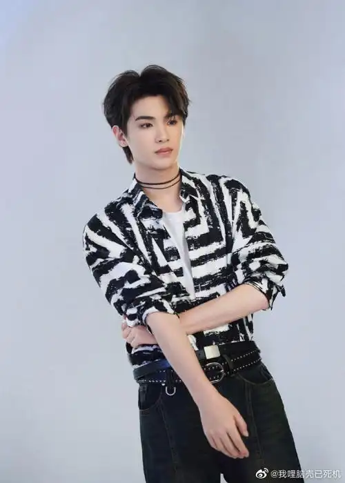 黄明昊黑白条纹衬衫随拍