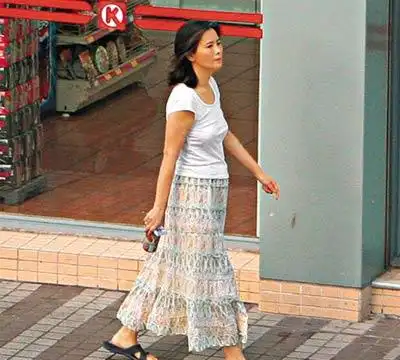 昔日红星蓝洁瑛外出购物 两鬓斑白一脸沧桑(图)