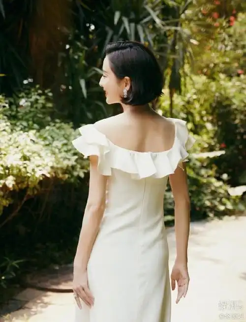 佟丽娅绿洲晒背影照秀肩颈线 粉丝调侃适合拔罐