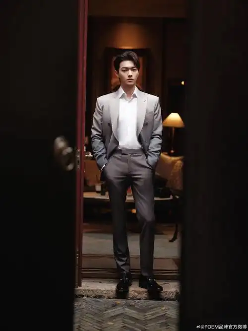 许凯soso演绎#poem高级定制 渐变灰调西装套装,自在探索,裁剪雅致