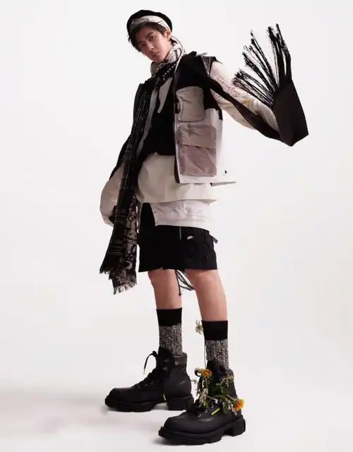 王一博又登上时尚杂志奇装异服抢镜猎奇风格让人印象深刻