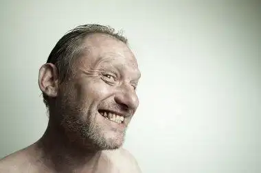 快乐的人制作搞笑的表情显示牙齿的男人