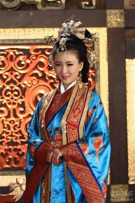 新洛神2天下出现十个太阳,甄宓赠穿云箭给后羿拯救了天下,这时嫦娥又