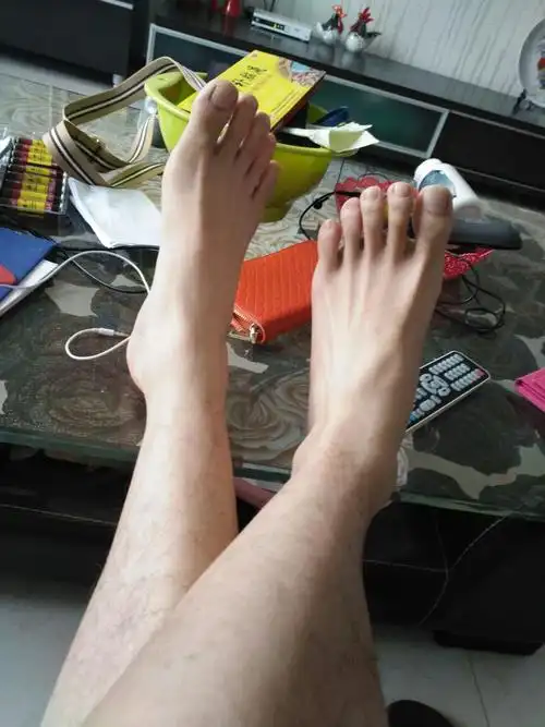 这两只脚是男人的还是女人的?详细说说理由