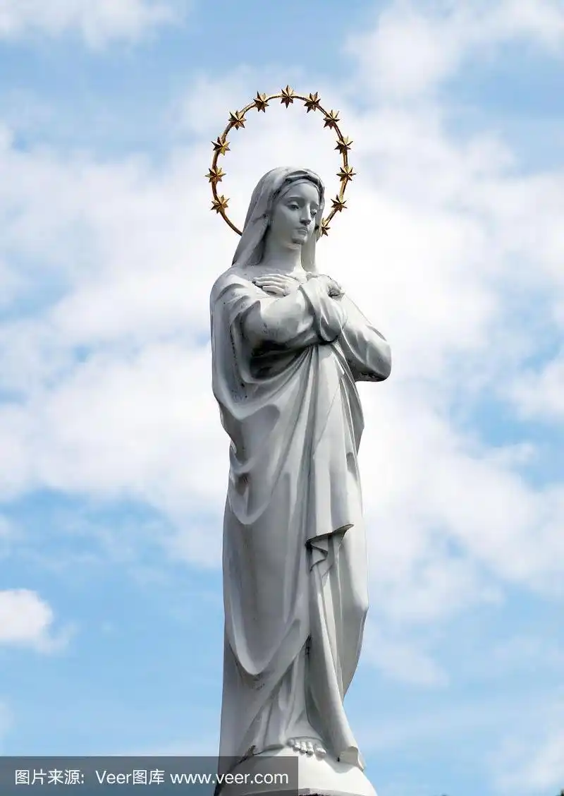 圣母玛利亚的雕像,作为爱和仁慈的象征靠近天主教教堂.