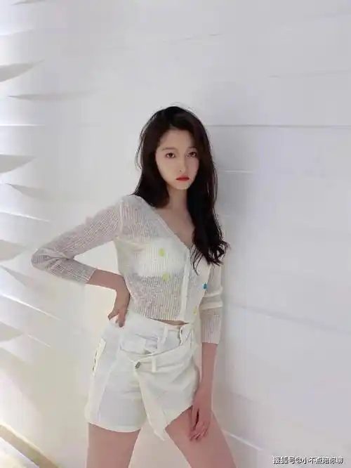 关晓彤黑色丝绒高定礼服秀长腿简直美疯了,鹿晗眼光真不错!