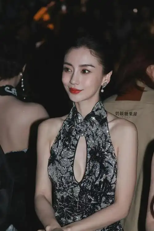 仪态满分,看来在家待业的几个月里,杨颖也有在认真地做好身材管理