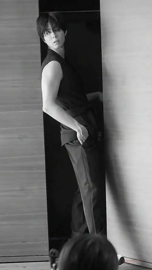 [朴宝剑][分享]180531 宝剑手臂肌肉太撩 被挽入怀中的感觉如何?