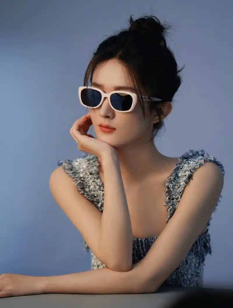 【赵丽颖最新时尚大片 戴眼镜酷拽高冷御姐范】  赵丽颖的最新眼镜