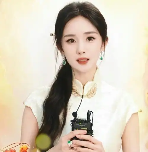 杨幂珠光白旗袍