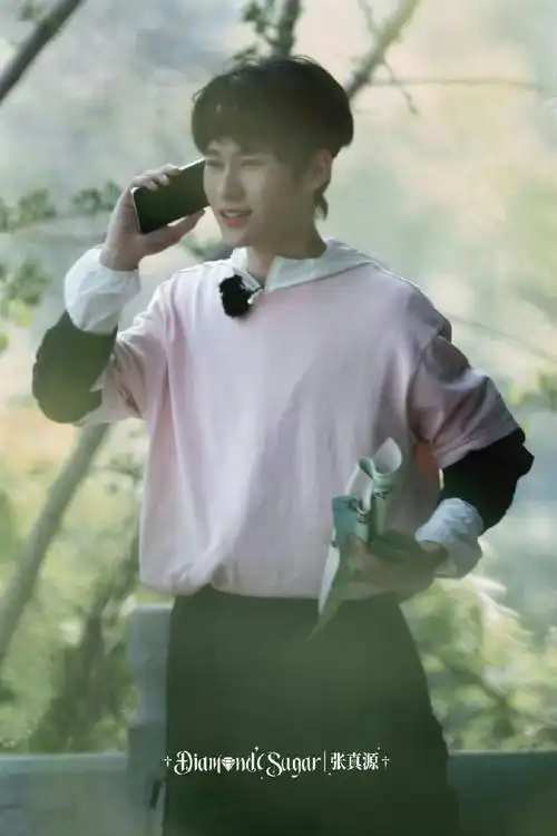 张真源笑得好开心#小张的造型真的好有少年感,脸上的笑容就像阳光一