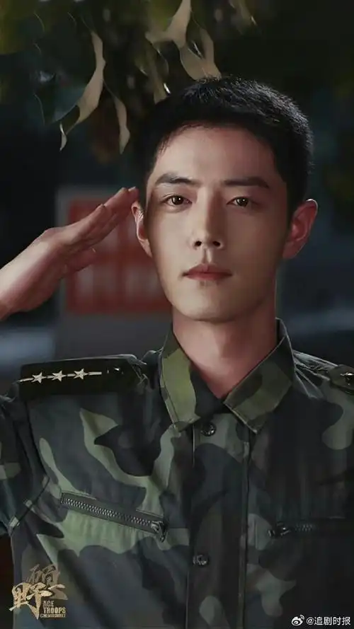 肖战顾一野怼脸侧颜#来啦来啦,是没见过的顾一野,军装侧颜怼脸,意气