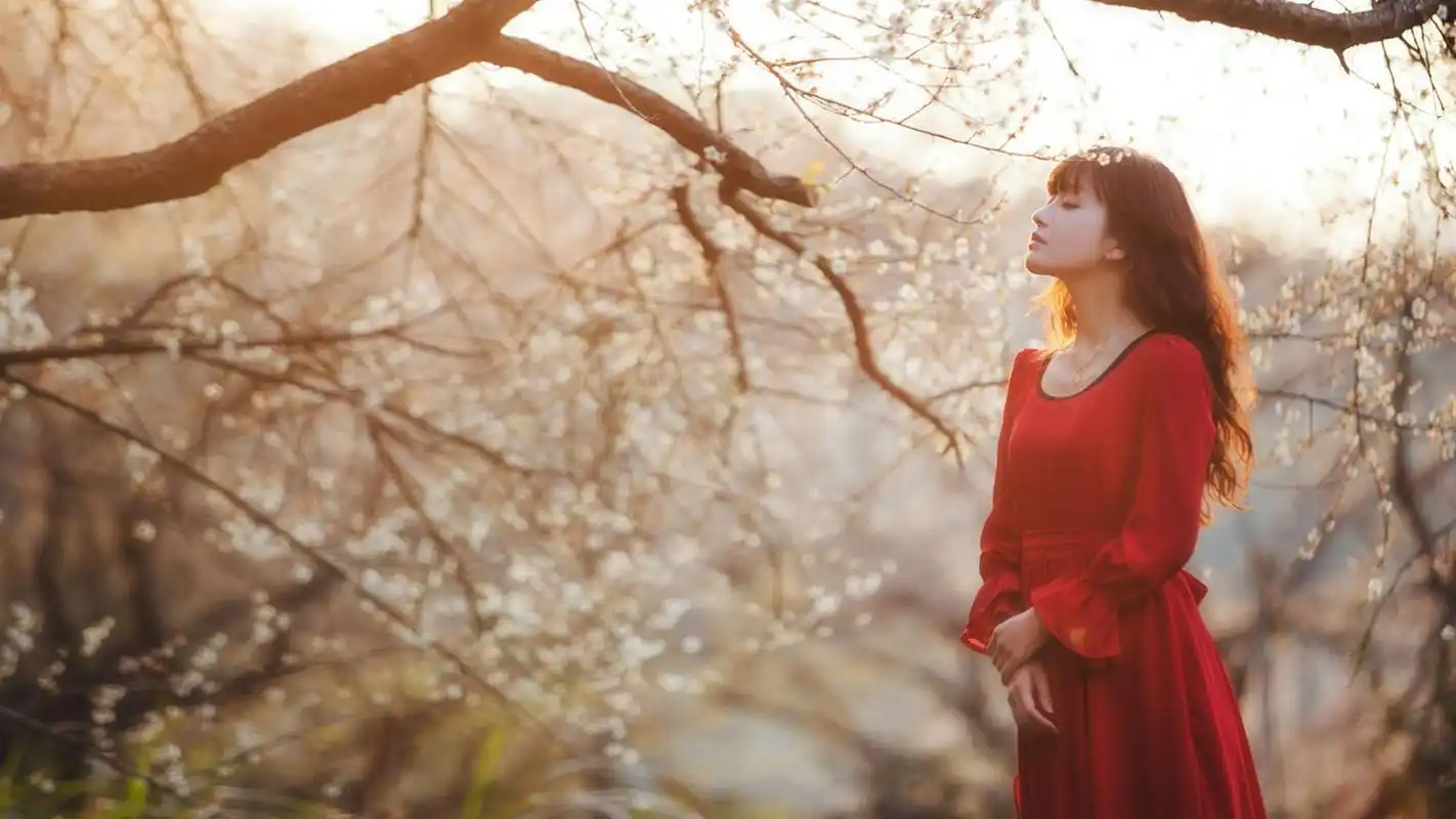 红衣美女意境唯美写真